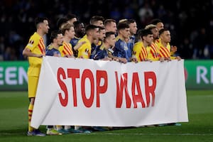 "Detengan la guerra", dice el estandarte que sostuvieron conjuntamente los futbolistas de Barcelona y Napoli antes de enfrentarse en el partido de vuelta de su serie por la Europa League.