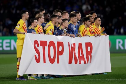 "Detengan la guerra", dice el estandarte que sostuvieron conjuntamente los futbolistas de Barcelona y Napoli antes de enfrentarse en el partido de vuelta de su serie por la Europa League.
