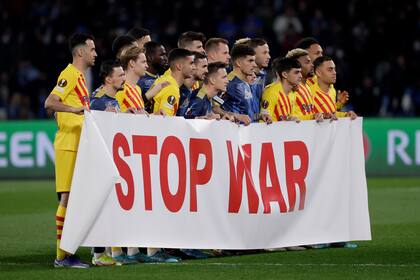 "Detengan la guerra", dice el estandarte que sostuvieron conjuntamente los futbolistas de Barcelona y Napoli antes de enfrentarse en el partido de vuelta de su serie por la Europa League.