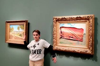 Detenida una activista por pegar un cartel sobre un cuadro de Monet en París