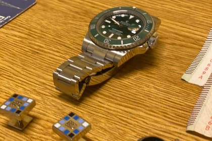 Los gemelos y un reloj secuestrado en poder de uno de los sospechosos detenidos