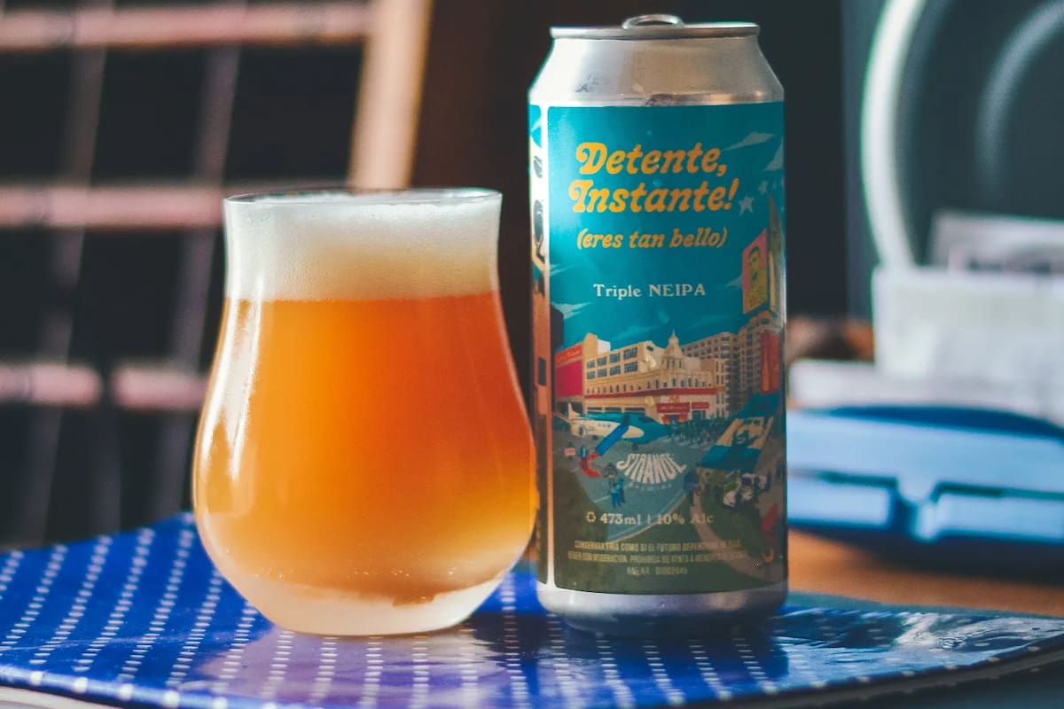 “Detente, instante! (eres tan bello)”, una Triple NEIPA de alto ABV y mucho lúpulo, lleva a Messi y Maradona en una referencia bien argentina