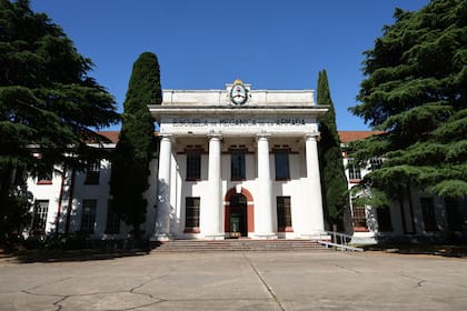 Deterioro del predio de la ex ESMA. Edificio Cuatro Columnas o ex Pabellón Central.