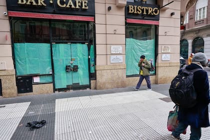 Deterioro en Avenida de Mayo