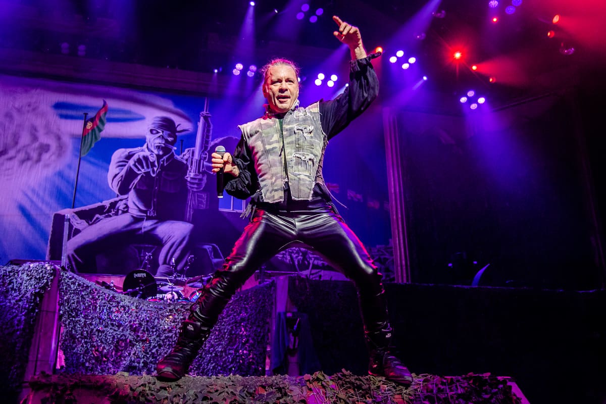 "Detesto el extremismo en todas sus formas, porque es gente que simplemente cierra sus mentes a las ideas sólo porque otras personas pueden ser diferentes", dijo Bruce Dickinson a Rolling Stone