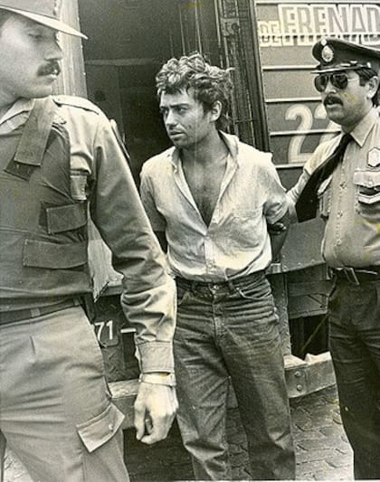 Alejandro Puccio, esposado, custodiado por agentes de la Policía Federañ