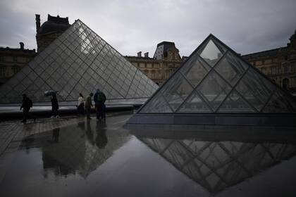 Detienen a cinco personas más en la investigación del robo de joyas en el Louvre