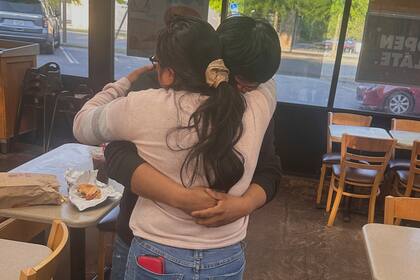 Detienen a ciudadano estadounidense para entregarlo al ICE pese a probar que nació en EEUU