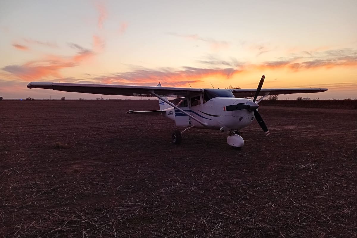 Detienen a dos tripulantes tran aterrizar una avioneta en un campo y escaparse con miles de dólares