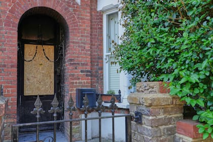 Detienen a un cuarto hombre por incendios en propiedades vinculadas a primer ministro británico