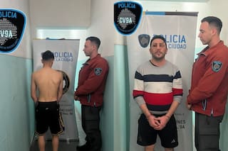 Está condenado por drogas y tiene tobillera electrónica, pero seguía robando junto a su hijo