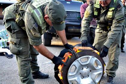 Detienen a una mujer que conducía una camioneta con los cuatro neumáticos rellenos de 49 kilos de cocaína, en Tucumán