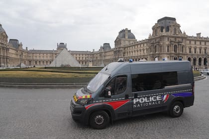 Detienen al cuarto integrante de la banda que ingresó a robar al museo Louvre
