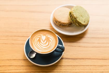 Detrás de cada café hay un barista capacitado y cuidadas maquinarias de extracción.