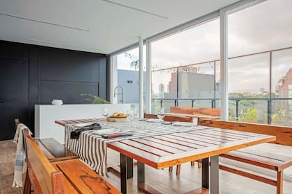 En el quincho se destacan dos mesas de madera de guayubira con base de planchuela de hierro y los bancos del mismo material, con una presencia y un peso contundentes. Mesada Silestone. Pisos (SBG). Aberturas (Aluar).