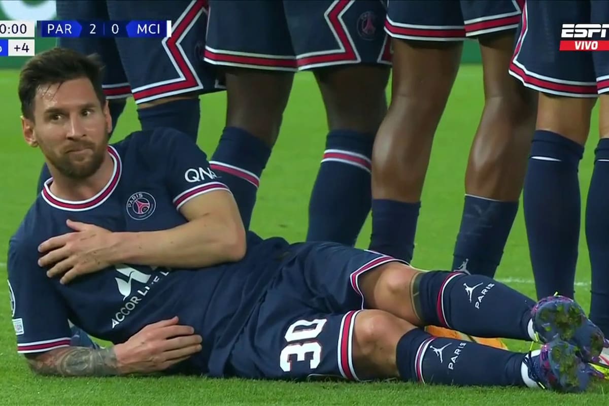 Detrás de la barrera: la inusual posición que ocupó Leo Messi en un tiro libre rival