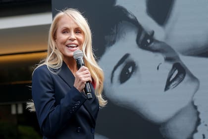 Detrás de la ex Miss Universo, una de las fotos que integran la muestra de sus 40 años de profesión, en el Museo de la Moda de Chile.