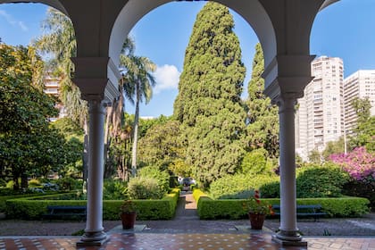 Detrás de la fachada andaluza del Museo Larreta se despliega un jardín hispano morisco inspirado en el Generalife
