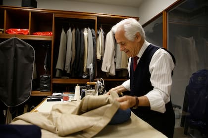 Detrás de la sastrería Fabio hace 45 años, es un especialista en hacer trajes a medida y conoce bien a su público