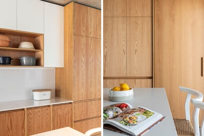 Detrás de las puertas de diseño minimalista se esconden la despensa y una estación de café y de pastelería con todo su equipamiento.