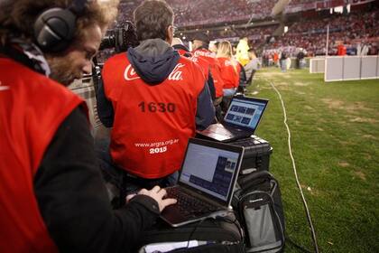 Detrás de los arcos trabajan los fotógrafos. Envían sus fotos en tiempo real. Luego, en la redacción los editores deciden cuál será la foto de tapa