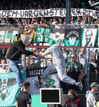Detrás de los hinchas colgados, la bandera que piden "Desenchufen el VAR"