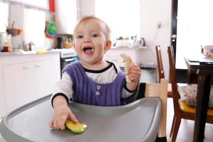Detrás de metodologías muy en boga en las redes sociales como el baby led weaning o el movimiento libre, se vislumbra una filosofía que busca dotar a los niños de autonomía sin forzar tiempos de desarrollo y aprendizaje; ¿beneficio real o tendencia pasajera?