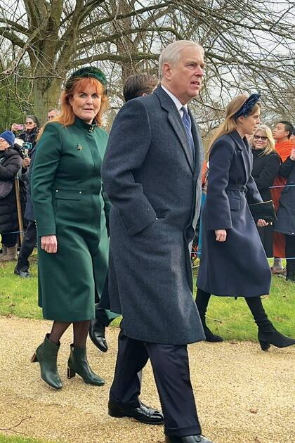Detrás de su ex marido, el príncipe Andrés, Sarah Ferguson asistió también a la ceremonia. Hacía más de treinta años que no participaba de esa misa.