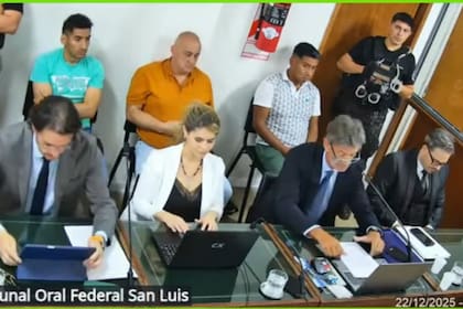 Detrás de sus abogados defensores, los condenados Rafael Dante Churquina, Daniel Hedel Becher y Efraín David Cortez (de izquierda a derecha)