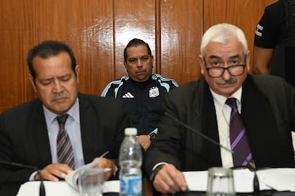Detrás de sus abogados, el ahora condenado Luis Abel Guzmán