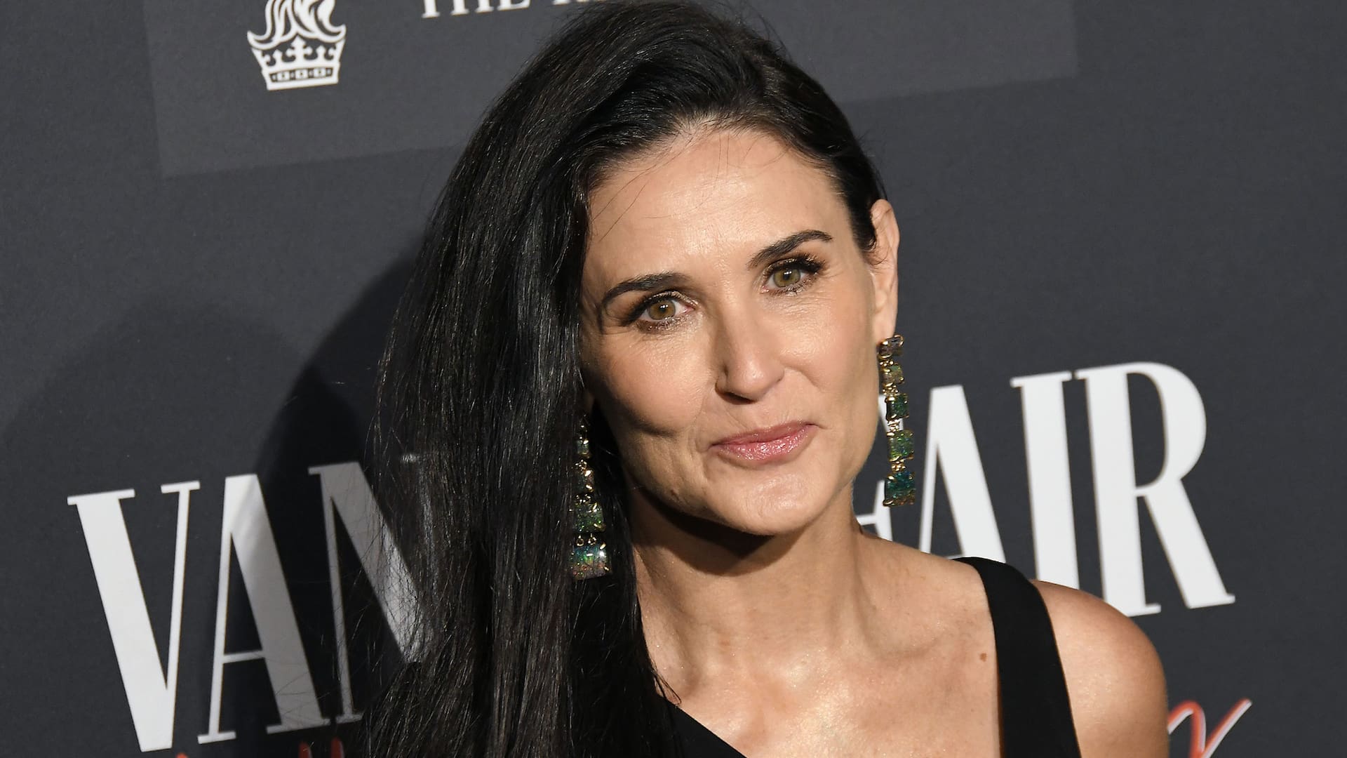 Detrás de sus ojos verdes y su semi sonrisa, Demi Moore tuvo una vida muy difícil cargada de mucho dolor y grandes desafíos