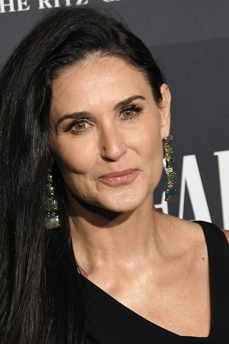 Detrás de sus ojos verdes y su semi sonrisa, Demi Moore tuvo una vida muy difícil cargada de mucho dolor y grandes desafíos