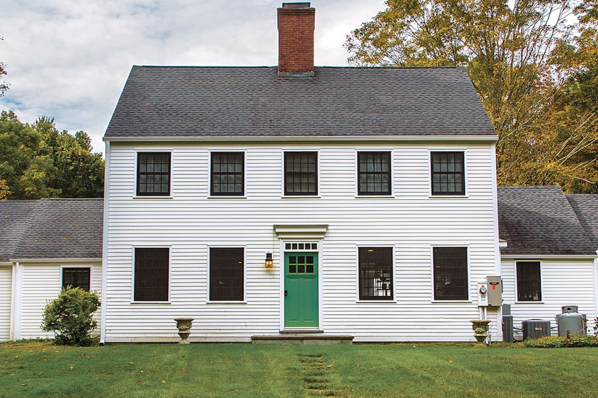 Detrás de una tradicional fachada suburbana de una casa en Connecticut, se despliega una cancherísima reforma que resignifica cada espacio con colorida impronta citadina.
