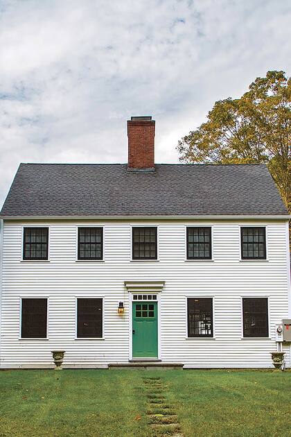 Detrás de una tradicional fachada suburbana de una casa en Connecticut, se despliega una cancherísima reforma que resignifica cada espacio con colorida impronta citadina.