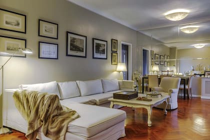 Detrás del sillón en ‘L’ (Amo mi Living), cuadros heredados de su madre.