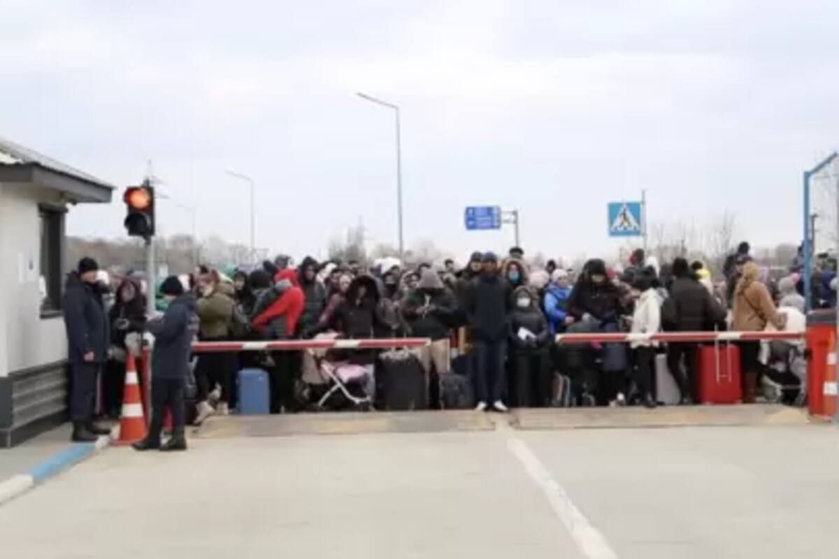 Detrás hay una larga fila y una incierta espera para cruzar hacia lo desconocido.