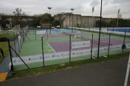Detrás la canchas de tenis del Cenard, el Tiro Federal Argentino, cuyo terreno fue vendido para, en parte, levantar edificios.