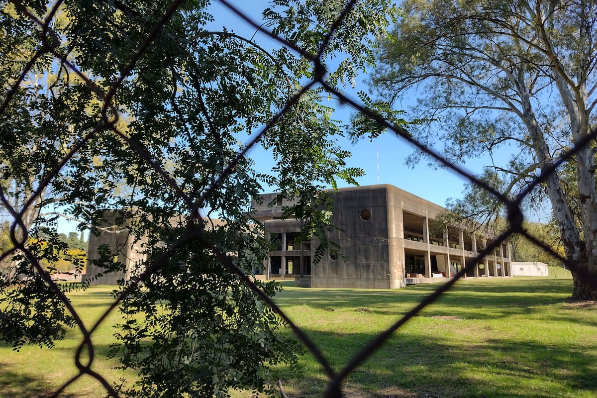 Detrás un viejo alambrado de los años setenta, la edificación siempre pareció abandonada, por más que bajo tierra hubiera algún tipo de actividad hasta ahora desconocida