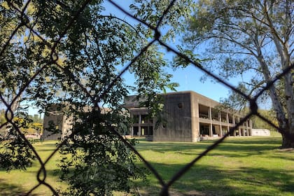 Detrás un viejo alambrado de los años setenta, la edificación siempre pareció abandonada, por más que bajo tierra hubiera algún tipo de actividad hasta ahora desconocida