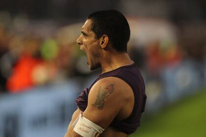 Detrpas de la remera de Sand sobresale el dispositivo portátil de monitoreo