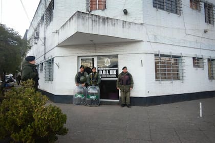 Tres comisarios mayores y otros siete agentes fueron arrestados tras los allanamientos realizados ayer en las dependencias departamentales de Lomas de Zamora, La Matanza y Avellaneda-Lanús