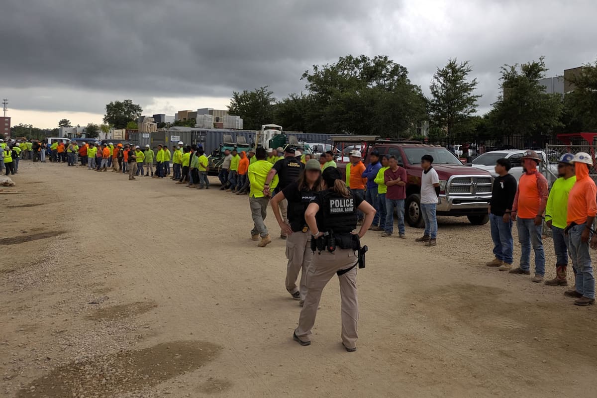 Detuvieron a más de 100 migrantes latinos durante una redada masiva de ICE en Florida