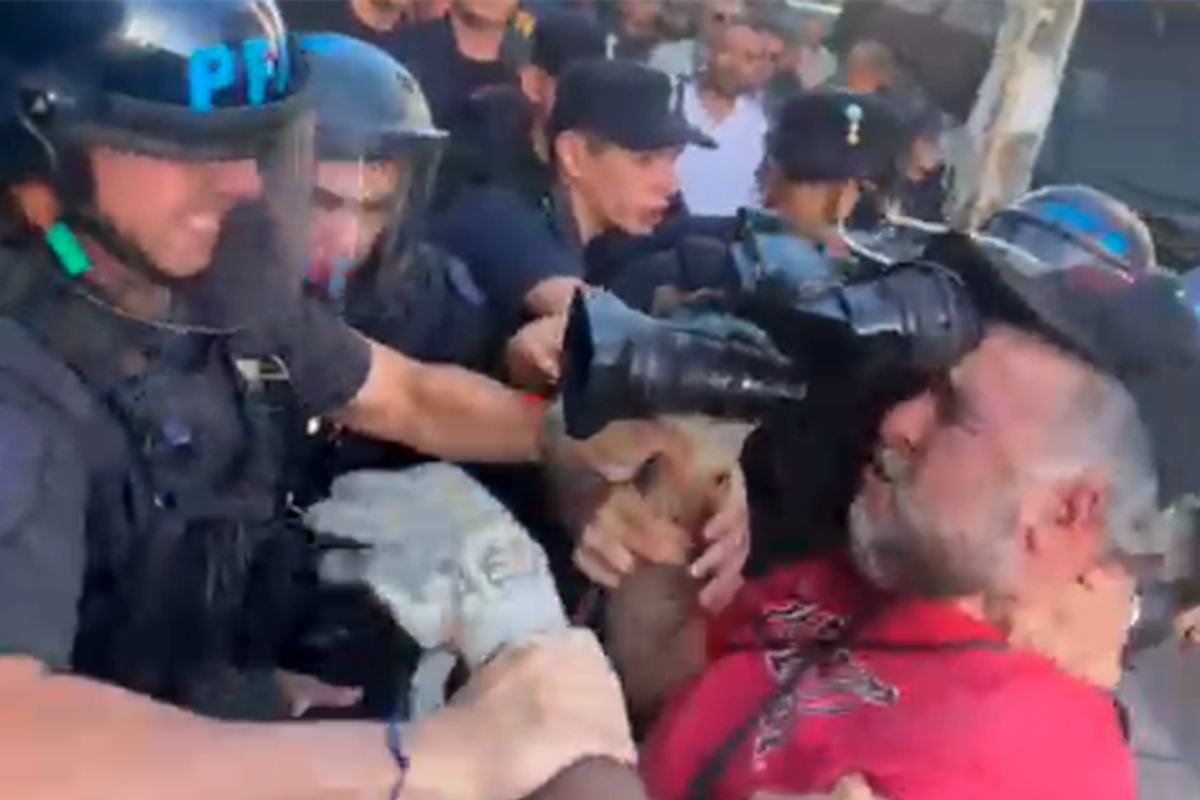 Detuvieron a un camarógrafo durante la protesta de activistas en el Congreso en la previa al debate de la Ley de Glaciares