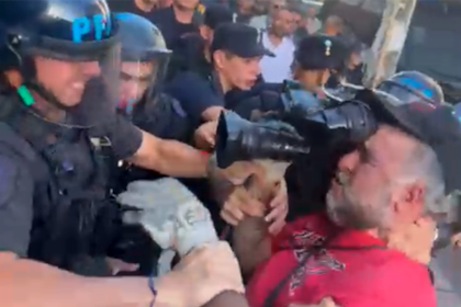 Detuvieron a un camarógrafo durante la protesta de activistas en el Congreso en la previa al debate de la Ley de Glaciares