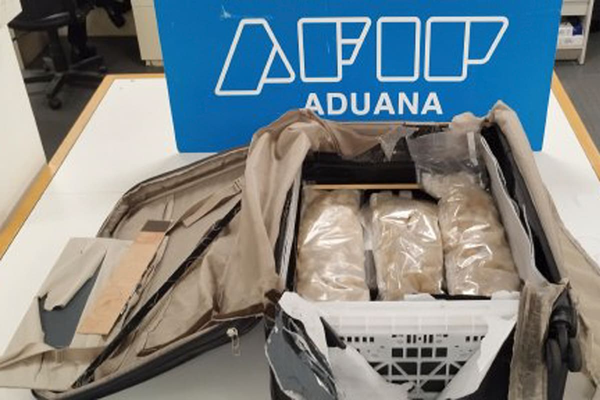 Detuvieron a un ciudadano ucraniano con ocho kilos de éxtasis en la valija