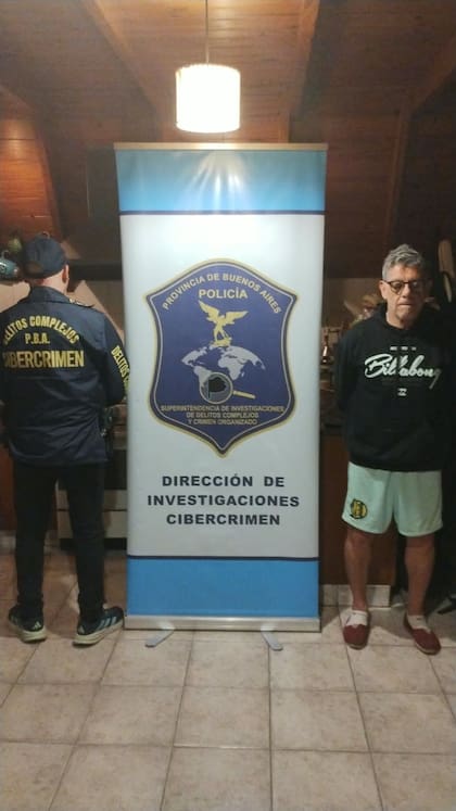 Detuvieron a un entrenador de hockey acusado de abusar sexualmente de tres adolescentes.