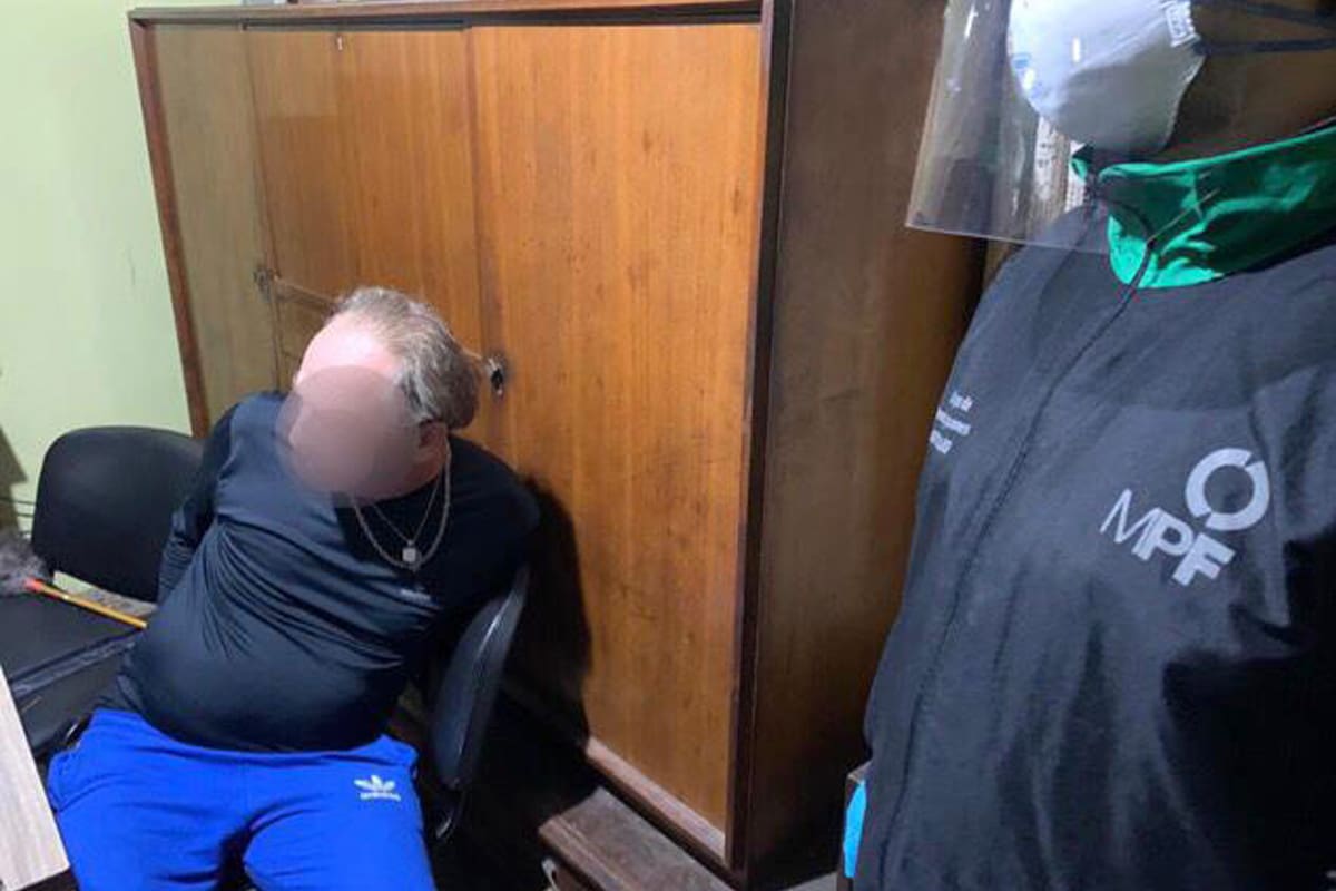 Detuvieron a un profesor de lengua que estaba en la cama con un alumno adolescente