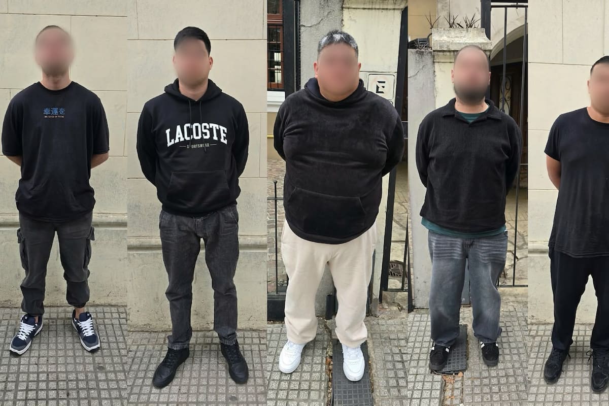 Detuvieron a una banda de estafadores que quiso extraer de un banco 30 mil dólares y 29 millones de pesos con un DNI falso.