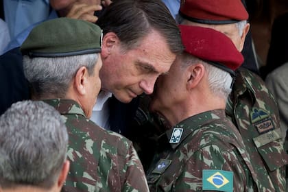 Bolsonaro, junto con jefes militares