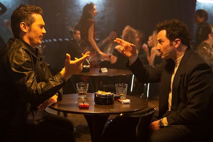 James Franco como Vince Martino, el personaje que está basado en el dueño real de un bar de Times Square, quien le contó la anécdota que dio origen a la serie